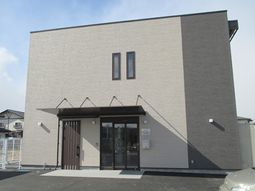 シンプルな建物の外観