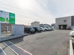 駐車場と建物の外観