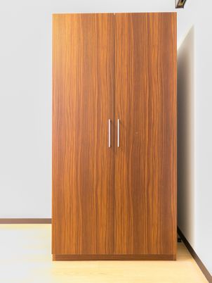 シンプルな木製のクローゼット