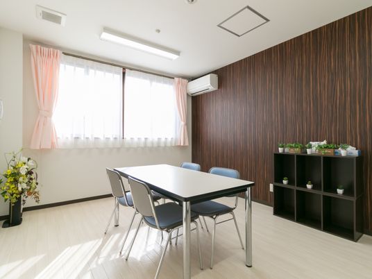 明るい共有ダイニング空間