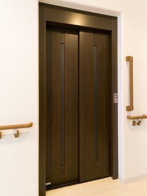 茶色い扉のエレベーター