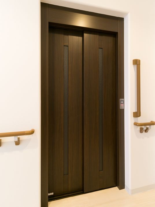 茶色い扉のエレベーター
