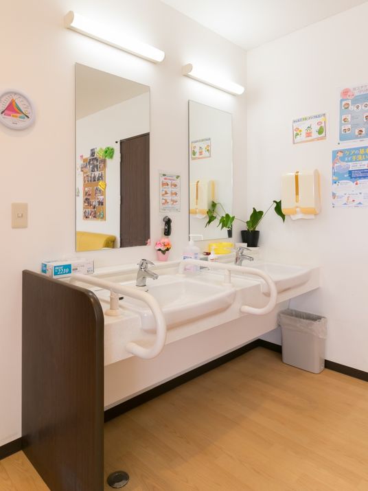 清潔な洗面台と鏡