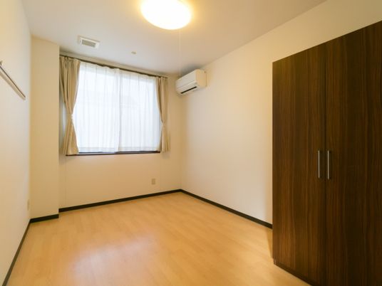 シンプルな居室の様子