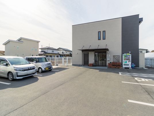 駐車場付きモダンな建物