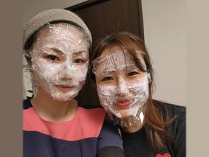 フェイスパック中の職員2人  
