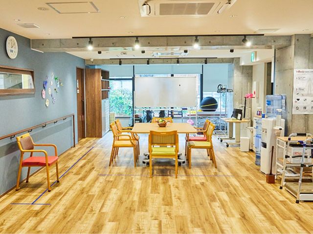 自然光あふれる共用室 機能訓練室 広々とした明るい空間で、自然光が心地よく入ります。リハビリに最適な設備が整っています。