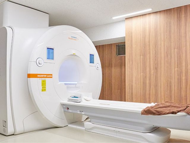 先端的な医療設備の部屋 機能訓練室   先端機器が整備された空間です。利用者の健康管理や訓練に活用されています。