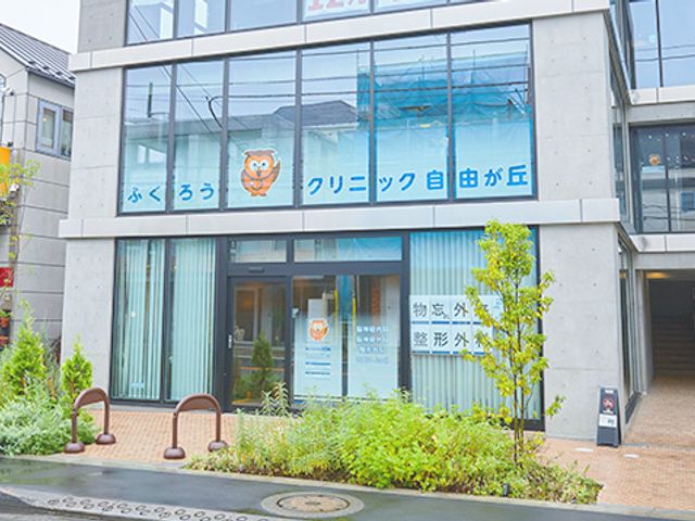入りやすいエントランス エントランス 明るく開放的なエントランスで、訪れる人に安心感を与えます。自然光がいっぱいに差し込む空間です。