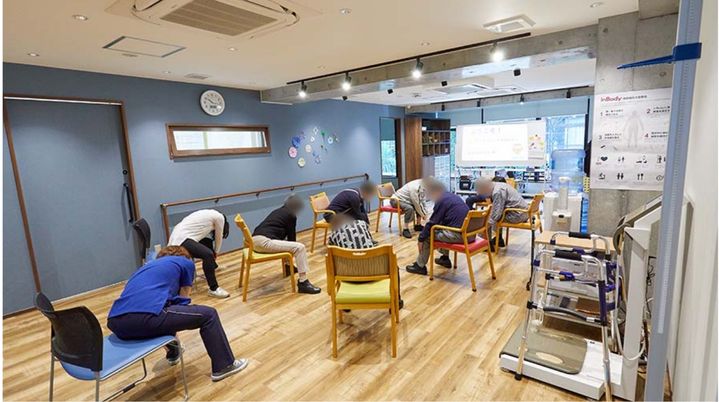 体操する方々の機能訓練室