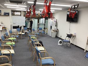 機能訓練室の椅子並ぶ  