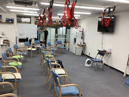 機能訓練室の椅子並ぶ  