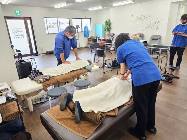 リハビリテーション中の部屋 機能訓練室 広々とした空間で専門スタッフが丁寧にサポートし、快適な環境を提供しています。