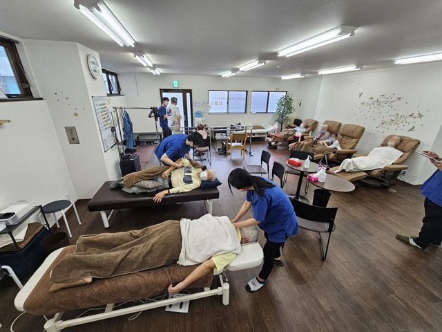 リラクゼーションルーム 多目的室 広々としたスペースで、リラックスして施術を受けることができます。落ち着いた雰囲気で快適です。