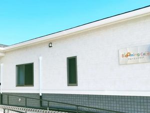 白い外壁の建物外観  