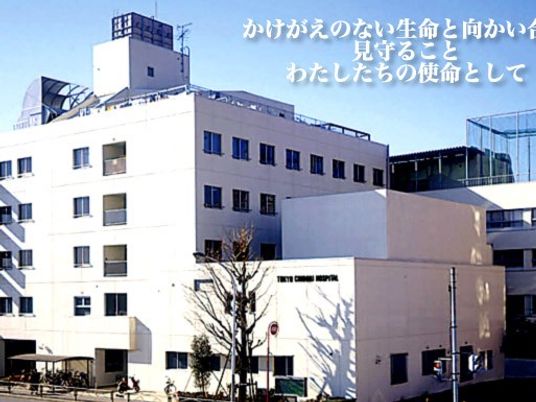白い建物の外観  