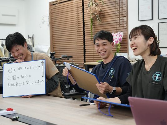 笑顔のスタッフ会議室  