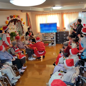 笑顔溢れる人々の集まりの場
