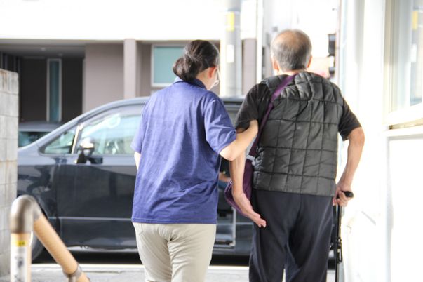 見守りながら歩く様子