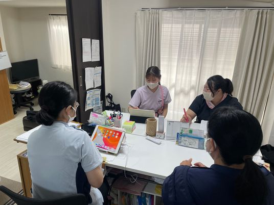 職員が会議する部屋