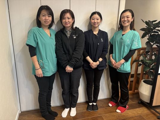 スタッフ4人の立ち姿  