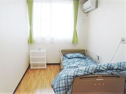明るいシンプルな居室