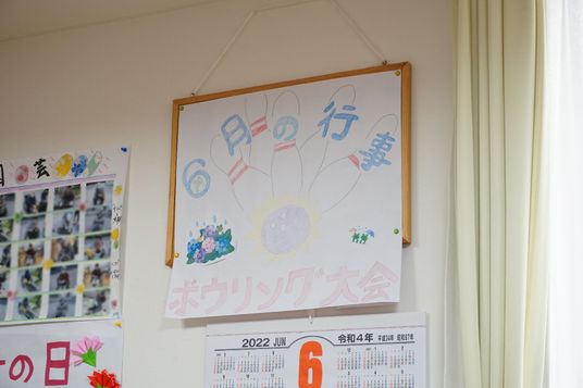 壁に掲示された手書きポスター