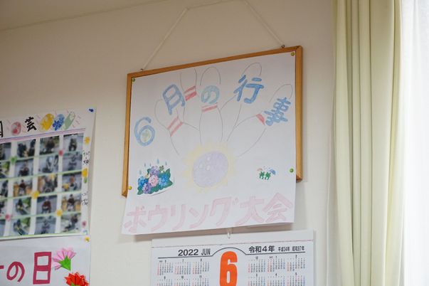 壁に掲示された手書きポスター