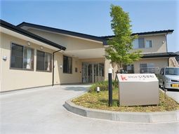 明るい外観の建物入口