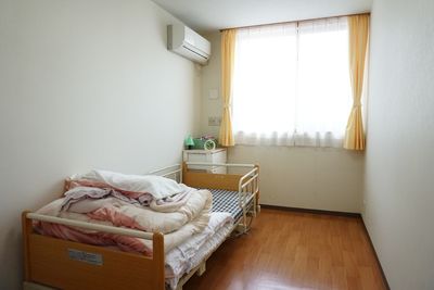 居室のベッドと窓