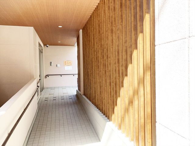 木材を使った廊下 廊下 木のぬくもりを感じる明るい廊下です。職員の動線が確保され、日常の業務が円滑に進みます。