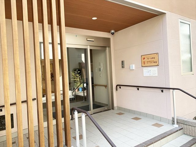 入りやすいエントランス エントランス 広々としたエントランスは、自然光が差し込み明るい雰囲気です。誰でも安心して訪れることができます。