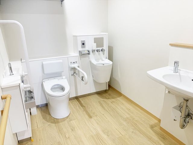 使いやすいトイレ トイレ 広々とした設計で、使いやすい設備を備えたトイレです。清潔で安心してご利用いただけます。