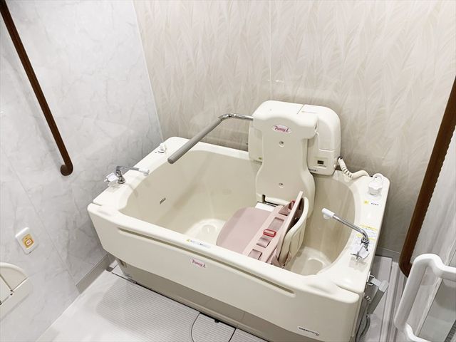 快適な浴室設備 浴室 使いやすい浴槽で、安全に配慮された設備が整っています。リラックスしたバスタイムが過ごせます。