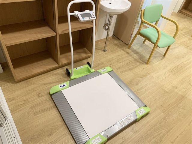計測機器と椅子の居室 居室   計測機器が設置されている居室です。木目調の床とシンプルなデザインの椅子があります。