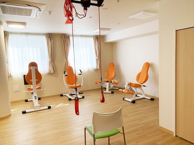 機能訓練室の様子 機能訓練室 自然光が差し込むトレーニングルームです。明るい空間で快適に運動ができます。