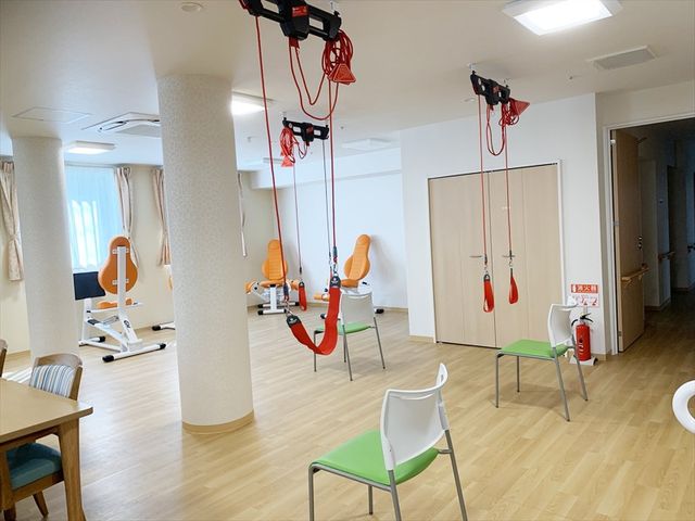 トレーナーと機材のある部屋 機能訓練室 自然光が差し込む明るい空間で、機能訓練をサポートする設備が充実しています。