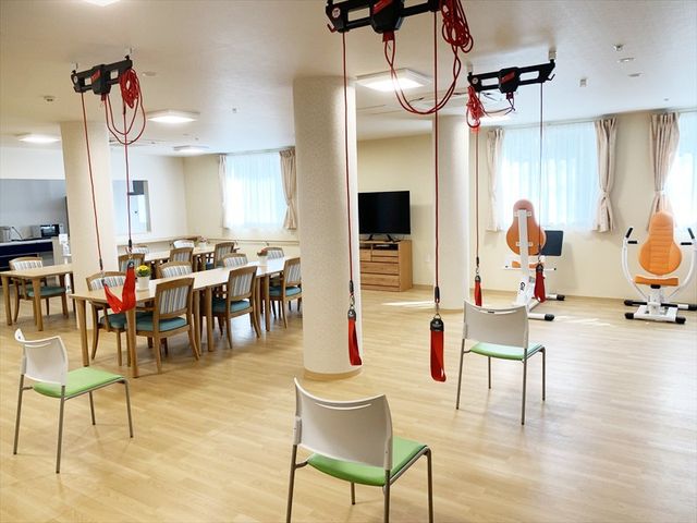 運動器具がある部屋 ダイニングルーム 柔らかな自然光が差し込む広々としたスペースで、リハビリ用の器具を活用できます。