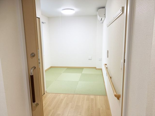 落ち着いた畳の部屋 居室 清潔感のある和室は、リラックスするのに最適な空間です。手すりも設置されていますので、安全です。