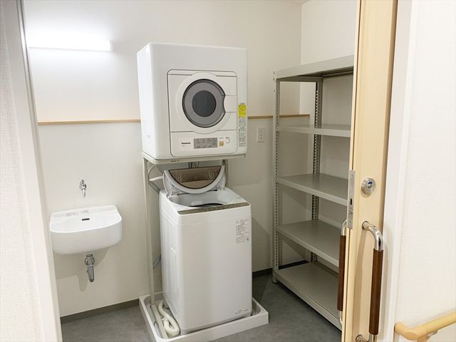 清潔なコインランドリー コインランドリー 手入れの行き届いた洗濯設備が備わっており、いつでも清潔な環境を提供しています。