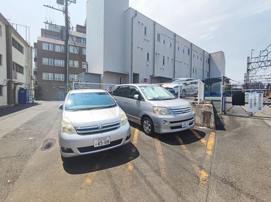 建物前の駐車場  