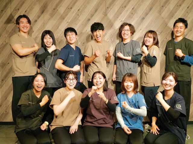 元気なスタッフイメージ スタッフイメージ 明るい表情でポーズを取るスタッフの集いが、温かな雰囲気を伝えています。サポート体制も充実しておりそうです。