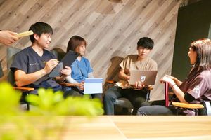 会話する人々の居室