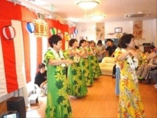 笑顔溢れるダイニングでのイベント