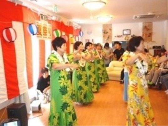 笑顔溢れるダイニングでのイベント