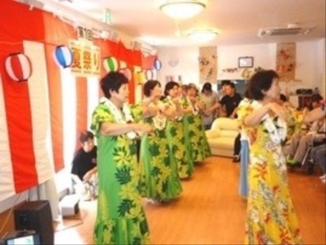 笑顔溢れるダイニングでのイベント ダイニングルーム 和気あいあいとした食堂でイベントを支える。みんなの笑顔が集まる賑やかな現場です。