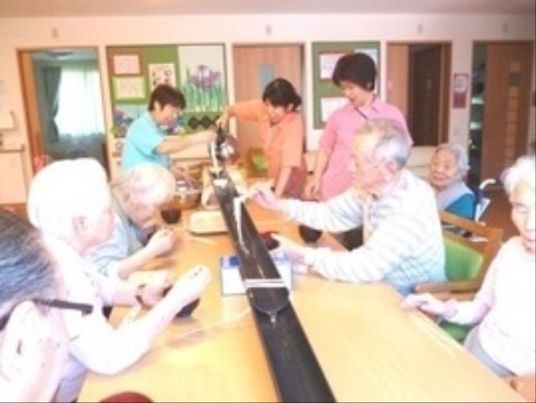 活気ある仲間とのダイニング