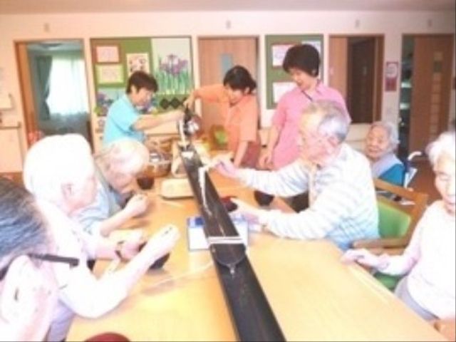 活気ある仲間とのダイニング ダイニングルーム 温かな雰囲気のダイニングで働きませんか。スタッフとご利用者様とのふれあいを大切にし、支援を提供しています。