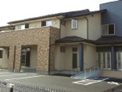 明るい外観の建物