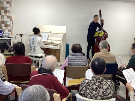 演奏中のホール